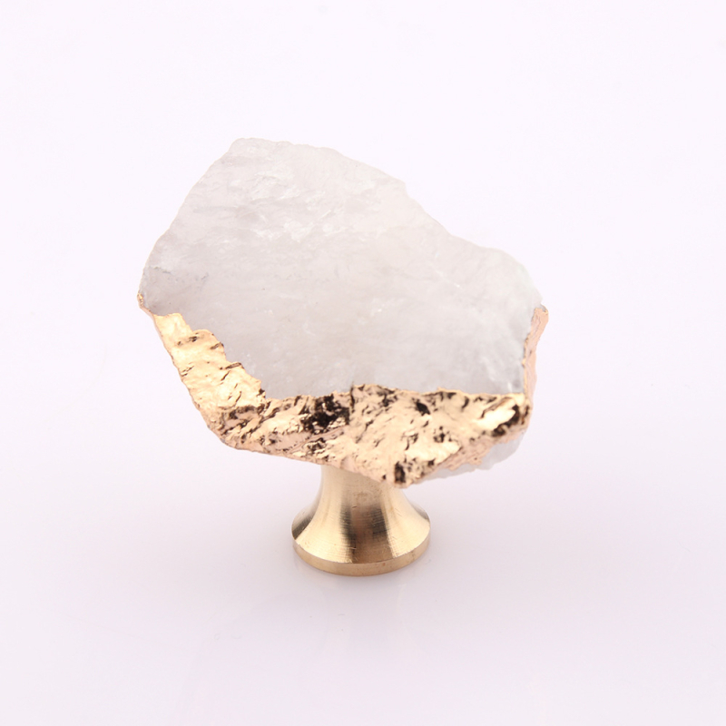 Mâner pentru sertare și uși de dulap | Cristal natural + alamă | Finisare: tăiere, șlefuire, electroplacare | Utilizare: sertare, uși de dulap, cârlige, mânere decorative | Stil: lux lejer | Model: textură și formă aleatorii