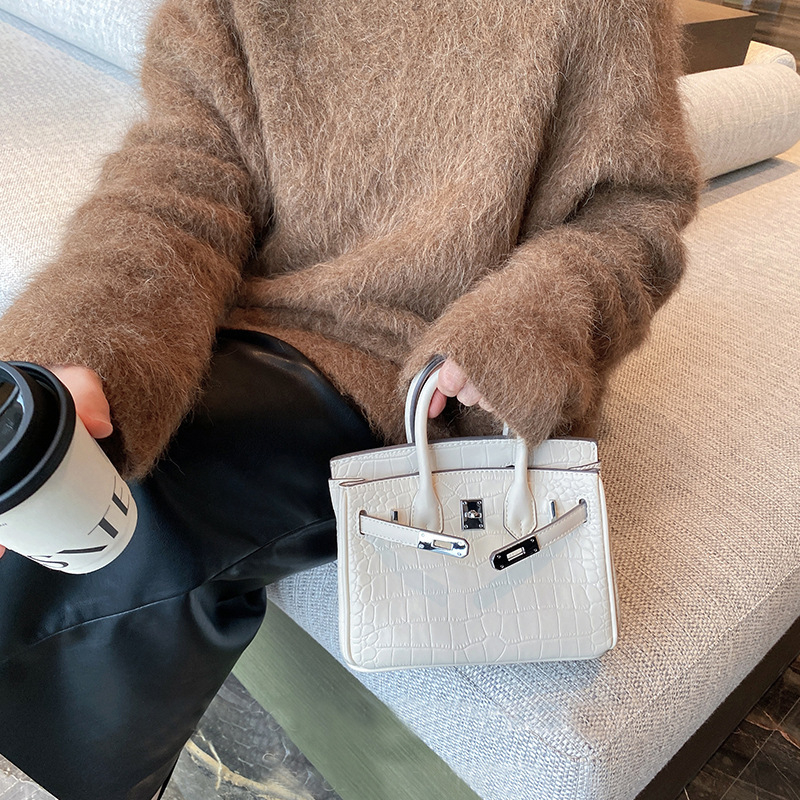 Geantă PU cu textură crocodil, închidere cu lacăt, formă orizontală dreptunghiulară, buzunar interior pentru telefon, curea de umăr