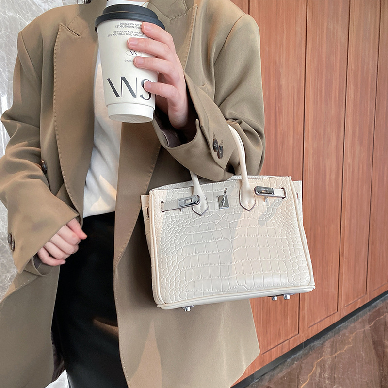 Geantă PU cu textură crocodil, închidere cu lacăt, formă orizontală dreptunghiulară, buzunar interior pentru telefon, curea de umăr