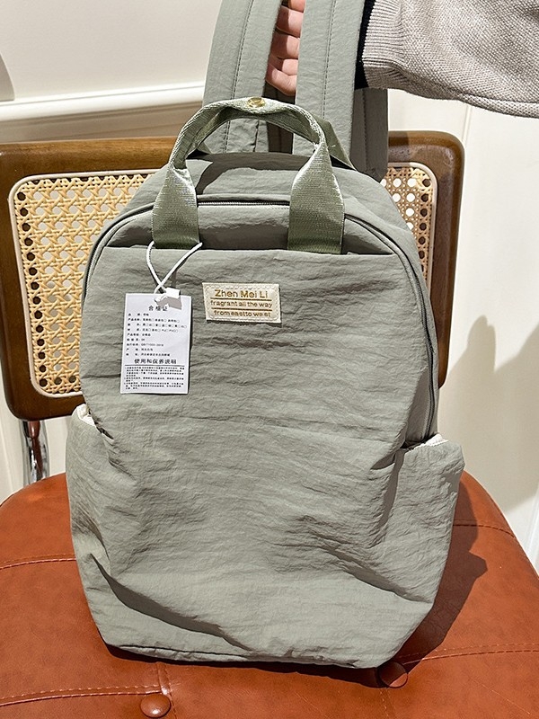 Rucsac Dicarlo din nylon pentru deplasări zilnice, rezistent la apă, capacitate sub 20 L, bretele curbate, căptușeală poliester