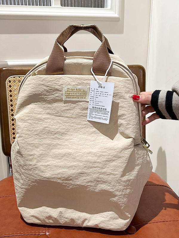 Rucsac Dicarlo din nylon pentru deplasări zilnice, rezistent la apă, capacitate sub 20 L, bretele curbate, căptușeală poliester