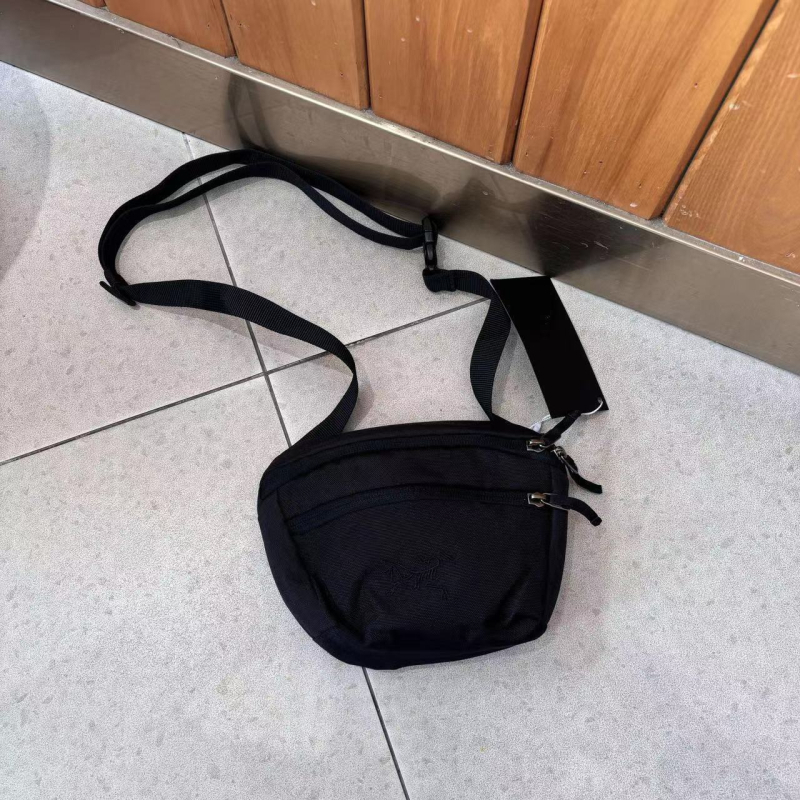 Nylon torba preko ramena s nylon podlogom, zatvarač, unutarnje džepove za telefon i dokumente, proljeće 2024