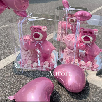 Szappanvirágból készült virágcsokor Strawberry Bear maci baba – rózsaváltozatú, rajzfilmszerű ajándék barátnőnek