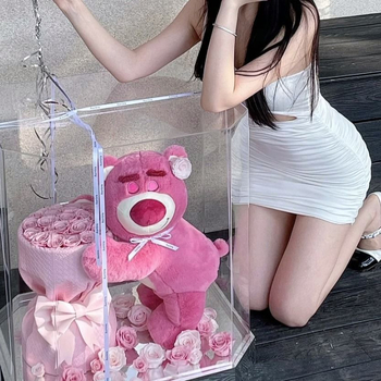 Szappanvirágból készült virágcsokor Strawberry Bear maci baba – rózsaváltozatú, rajzfilmszerű ajándék barátnőnek