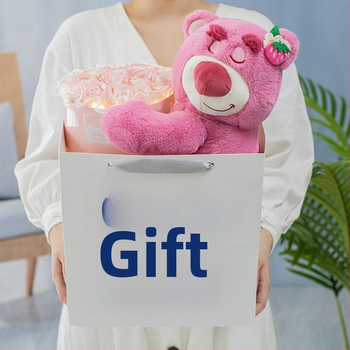 Sapuninių gėlių puokštė su Strawberry Bear lėlyte – animacinio stiliaus dovanos puokštė draugei