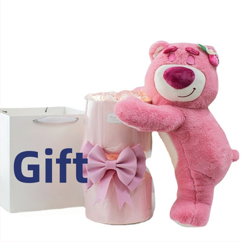 Sapuninių gėlių puokštė su Strawberry Bear lėlyte – animacinio stiliaus dovanos puokštė draugei