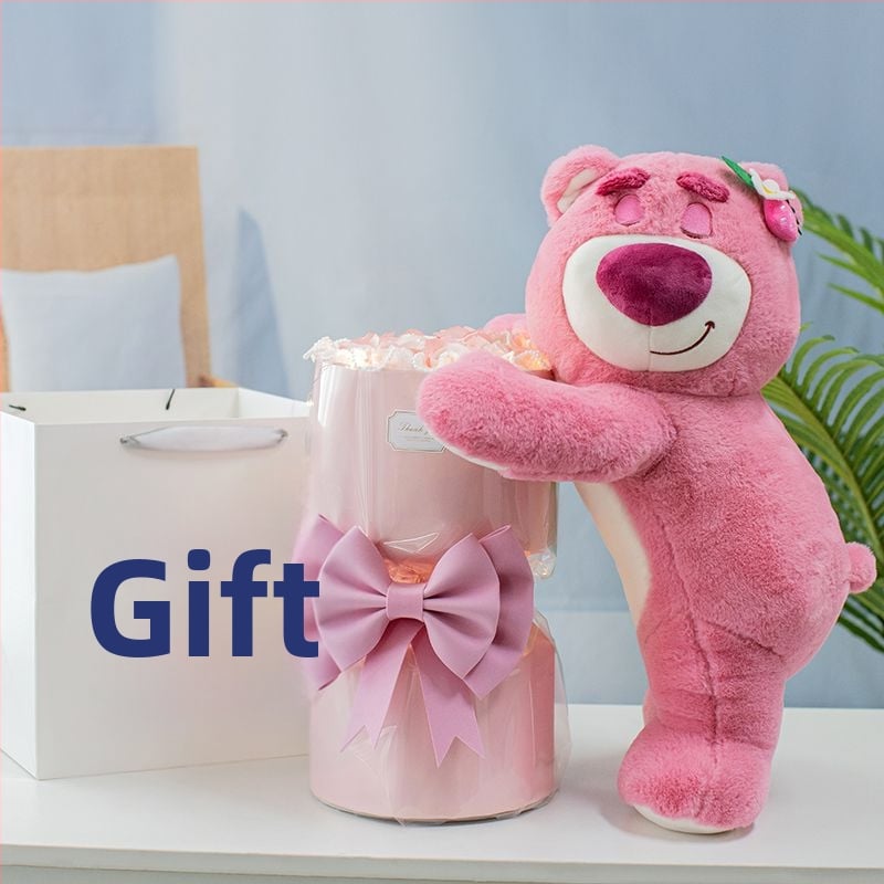 Sapuninių gėlių puokštė su Strawberry Bear lėlyte – animacinio stiliaus dovanos puokštė draugei