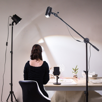 Lumină pentru streaming live cu montaj pe tavan – putere 10–50W; temperatură culoare 2500–9900K; tensiune 220V; extensie retractabilă; potrivit pentru divertisment, streaming, înregistrare video, fotografie de studio