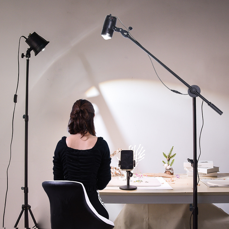 Lumină pentru streaming live cu montaj pe tavan – putere 10–50W; temperatură culoare 2500–9900K; tensiune 220V; extensie retractabilă; potrivit pentru divertisment, streaming, înregistrare video, fotografie de studio