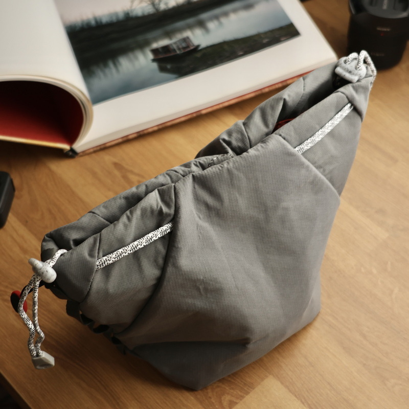 Backpacker M21 Kameru pleca somiņa – SLR un bezspoguļkamerām, neilona ārpuse, poliesteres oderējums, nodilumizturīga, Neurobridge tehnoloģija