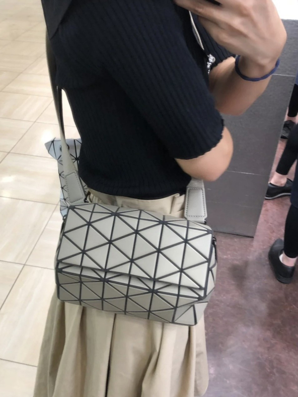 BAOBAO cilindrična crossbody torba s poklopcem, PVC, magnetsko zatvaranje, gradski stil