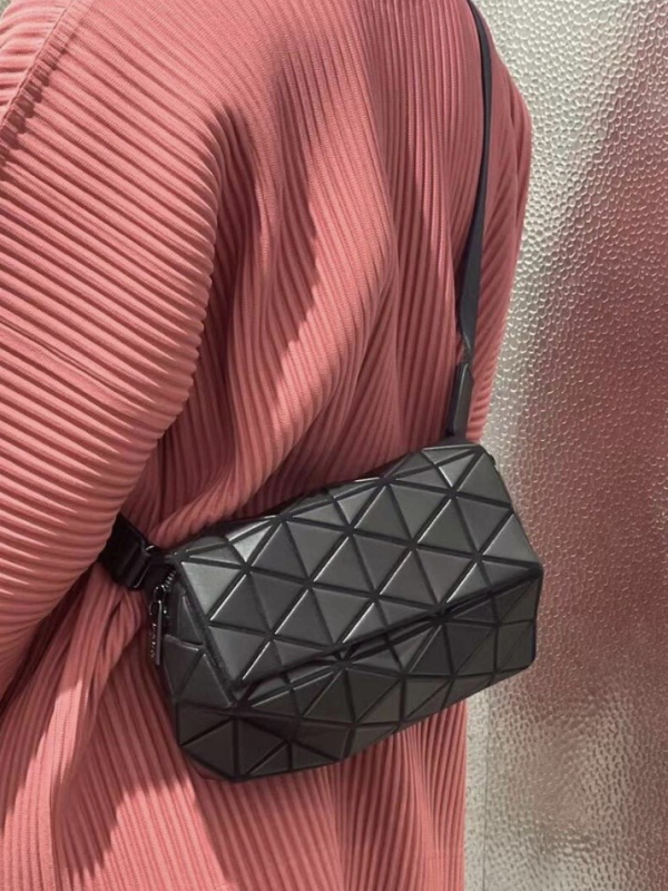 BAOBAO cilindrična crossbody torba s poklopcem, PVC, magnetsko zatvaranje, gradski stil