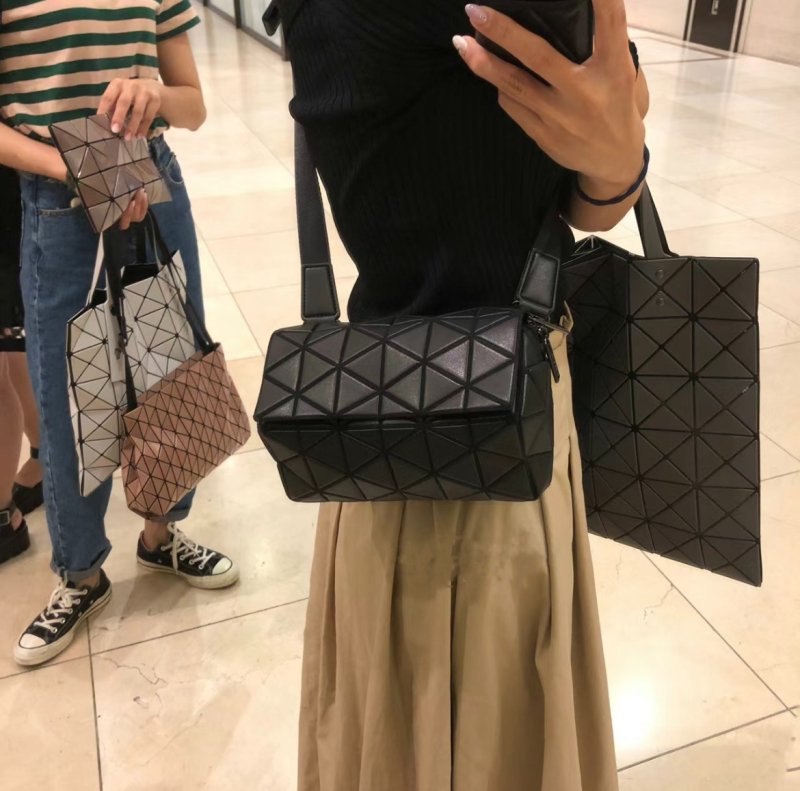 BAOBAO cilindrična crossbody torba s poklopcem, PVC, magnetsko zatvaranje, gradski stil