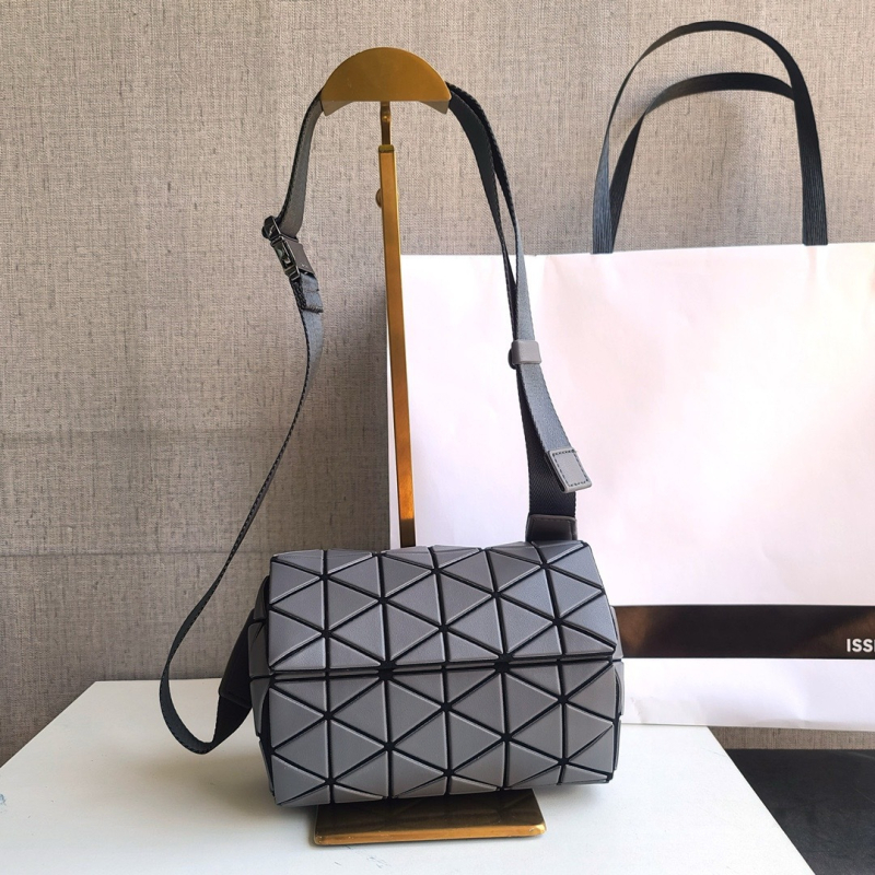 BAOBAO cilindrična crossbody torba s poklopcem, PVC, magnetsko zatvaranje, gradski stil