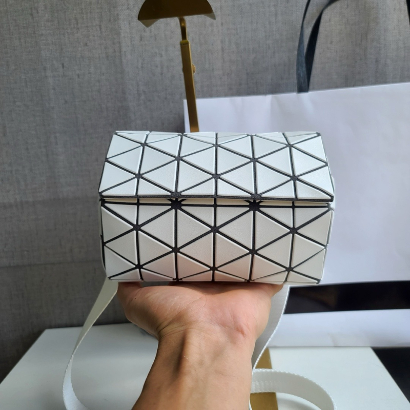 BAOBAO cilindrična crossbody torba s poklopcem, PVC, magnetsko zatvaranje, gradski stil