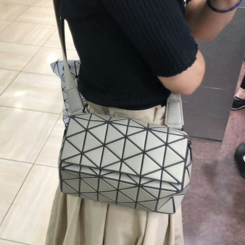 BAOBAO cilindrična crossbody torba s poklopcem, PVC, magnetsko zatvaranje, gradski stil