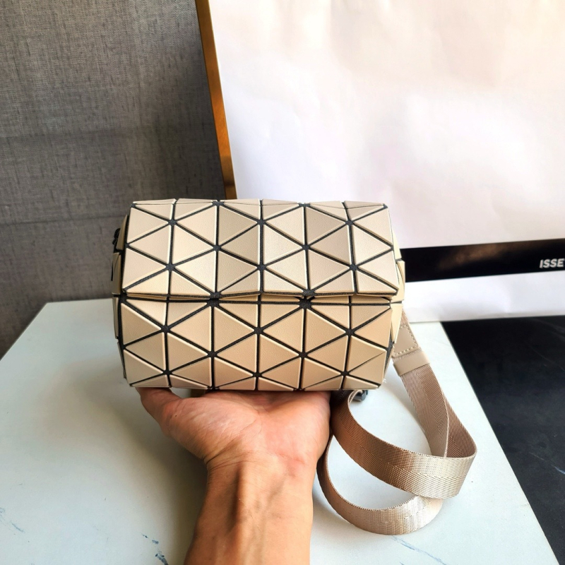 BAOBAO cilindrična crossbody torba s poklopcem, PVC, magnetsko zatvaranje, gradski stil