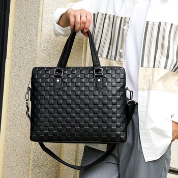 Geantă de mână pentru bărbați din piele naturală - model carouri (Formă orizontală pătrată; Închidere cu fermoar; Compatibil cu laptop de 14 inchi; Capacitate 20–35 L)