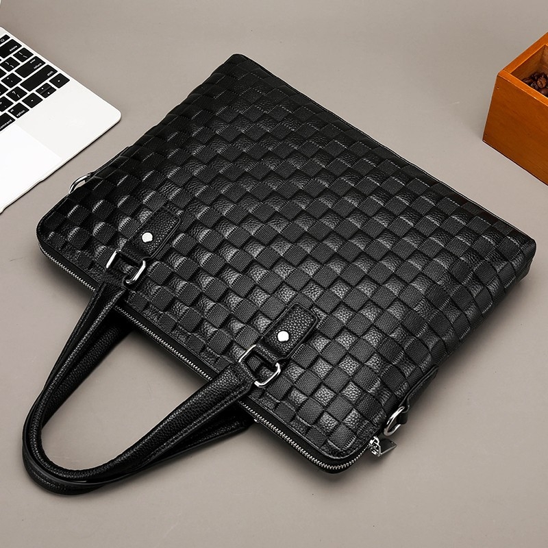 Geantă de mână pentru bărbați din piele naturală - model carouri (Formă orizontală pătrată; Închidere cu fermoar; Compatibil cu laptop de 14 inchi; Capacitate 20–35 L)