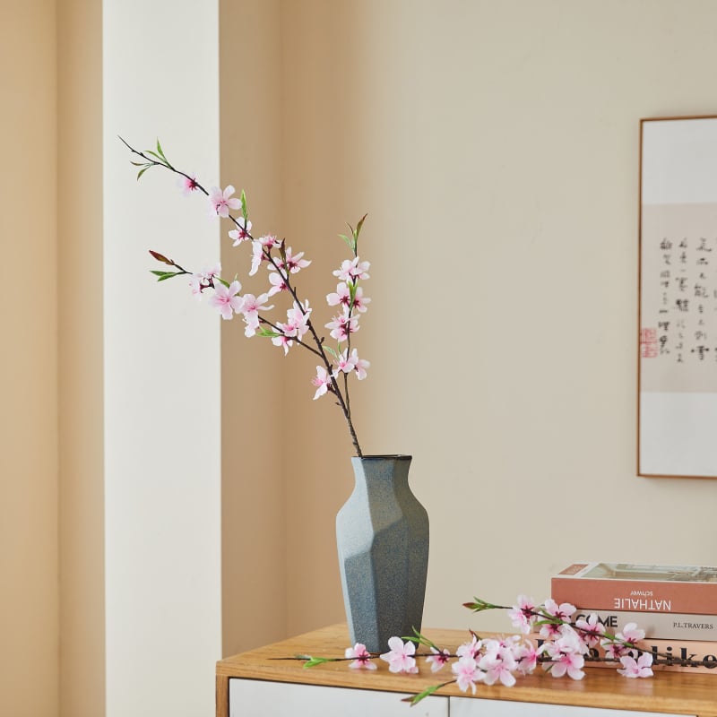 Κλαδί τεχνητών ανθών ροδακινιάς για διακόσμηση σαλονιού και γάμων | Warm Tree Flower Art; Υλικό: πλαστικό και μεταξωτά λουλούδια; Διαδικασία: έγχυση; Μοντέλο: προσομοίωση ανθού ροδακινιάς; Χρήση: γάμος, φωτογράφηση, διακόσμηση κατοικίας