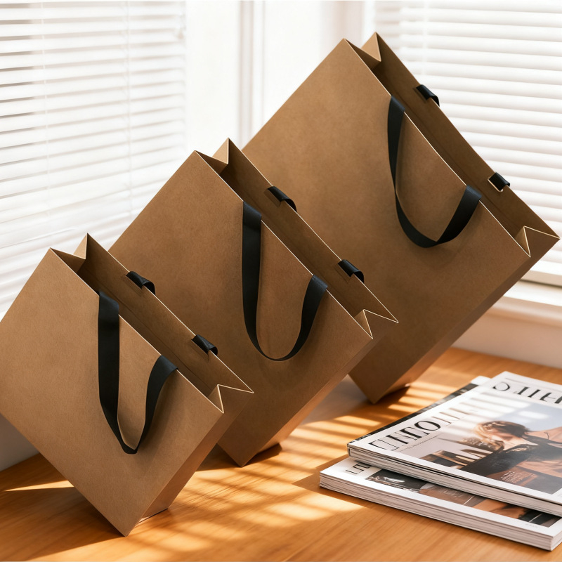 Sac de cadouri din Kraft pentru haine, finisaj embosat și imprimare cu logo