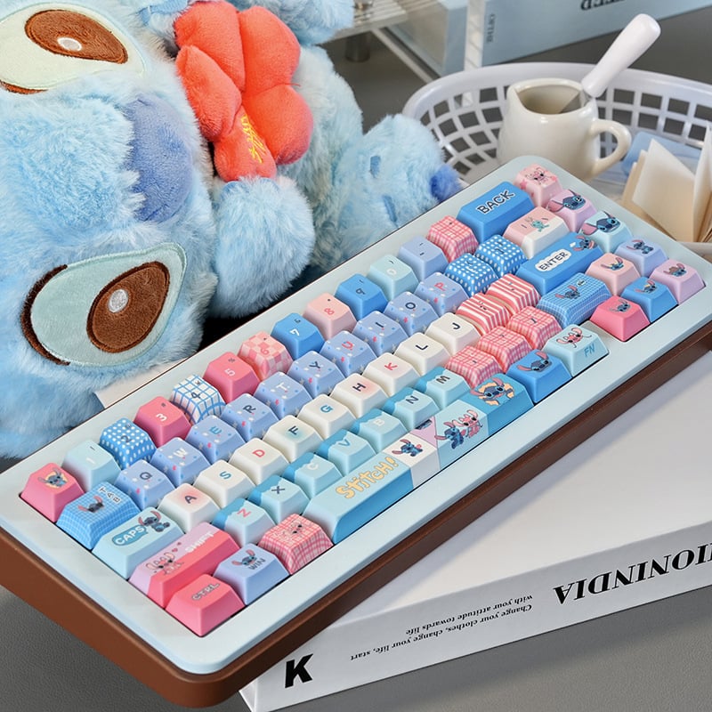 Mechanická herná klávesnica so Stitch Moa témou, PBT klávesy so sublimáciou, univerzálny plný set klávesov, káblové pripojenie, bez podsvietenia, vodotesná