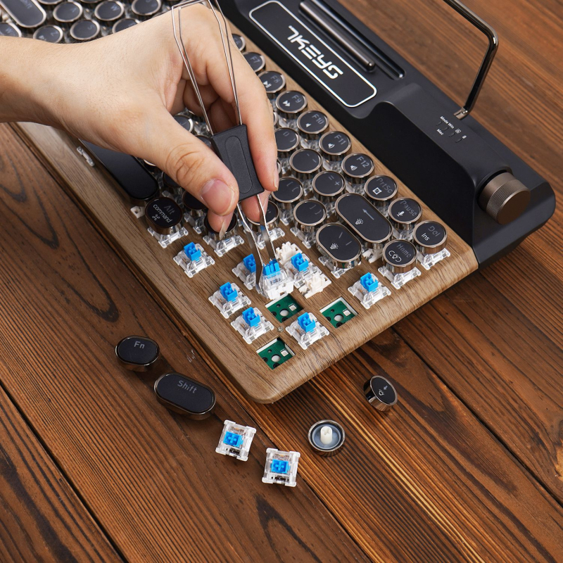 Tastatură mecanică cu conexiune în trei moduri (Bluetooth/receptor 2.4G/USB cablat), iluminare RGB, carcasă din aliaj de aluminiu, până la 87 taste