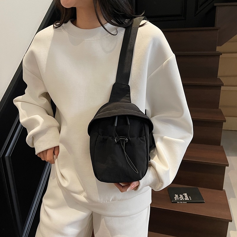 Geantă de umăr pentru femei NORTH NANSEN – minimalism urban, material textil, primăvara 2025, căptușeală poliester, fermoar
