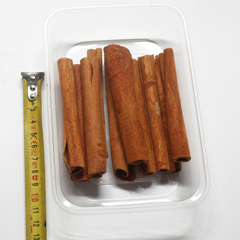 Гирлянда от изсъхнали цветя с канелени пръчки за Коледа