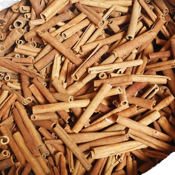 Гирлянда от изсъхнали цветя с канелени пръчки за Коледа