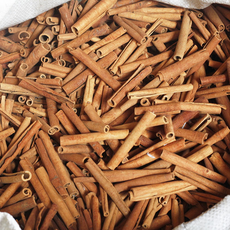 Гирлянда от изсъхнали цветя с канелени пръчки за Коледа