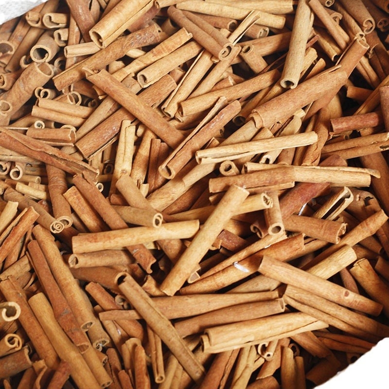 Гирлянда от изсъхнали цветя с канелени пръчки за Коледа