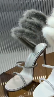 Стилетни сандали със зайче козина и змийски кристални украски за сватба и булчински обувки, горна част от коприна, вътрешна и подметка от естествена кожа, висок ток над 8 см, заострен ток