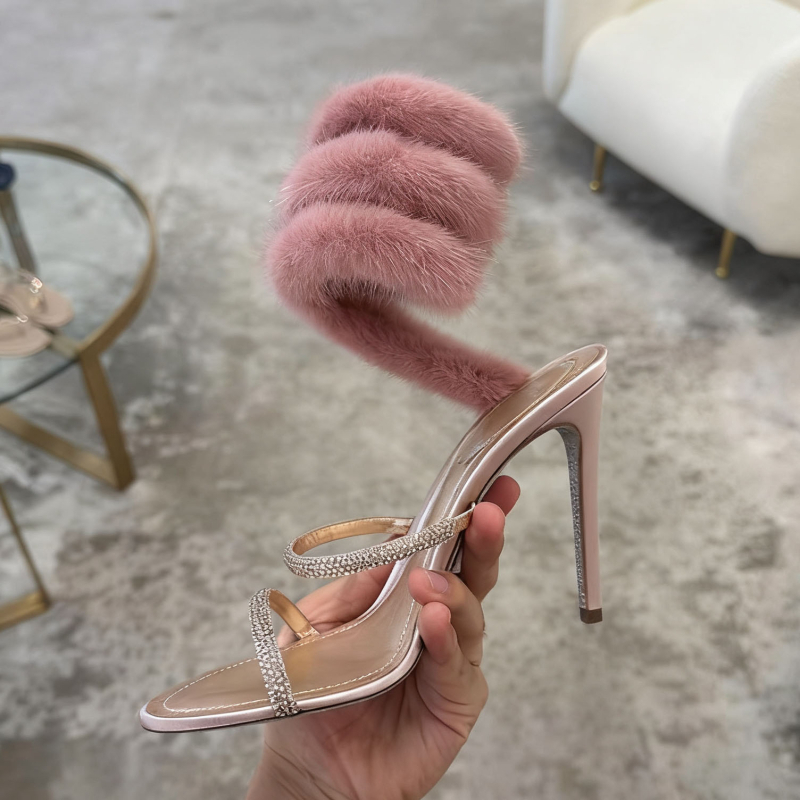 Стилетни сандали със зайче козина и змийски кристални украски за сватба и булчински обувки, горна част от коприна, вътрешна и подметка от естествена кожа, висок ток над 8 см, заострен ток