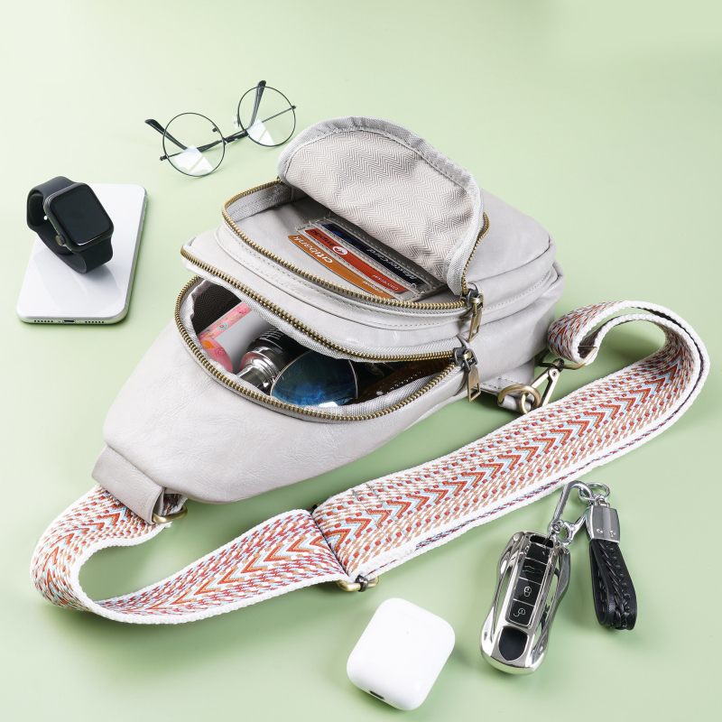 Crossbody PU torba, najlonska podstava, zatvaranje na zip, unutarnji džep sa zipom