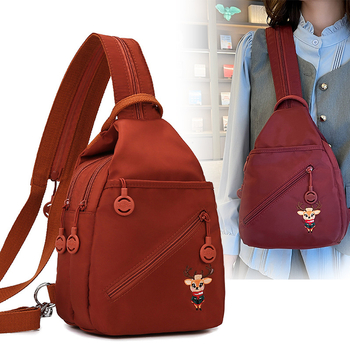 Crossbody torba, gradski stil, platnena materija, uspravni kvadratni oblik, zatvaranje na zip, skriveni džep sa zipom