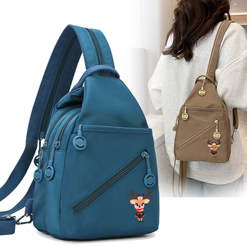 Crossbody torba, gradski stil, platnena materija, uspravni kvadratni oblik, zatvaranje na zip, skriveni džep sa zipom
