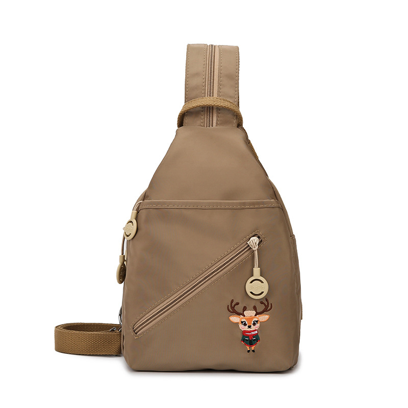 Crossbody torba, gradski stil, platnena materija, uspravni kvadratni oblik, zatvaranje na zip, skriveni džep sa zipom