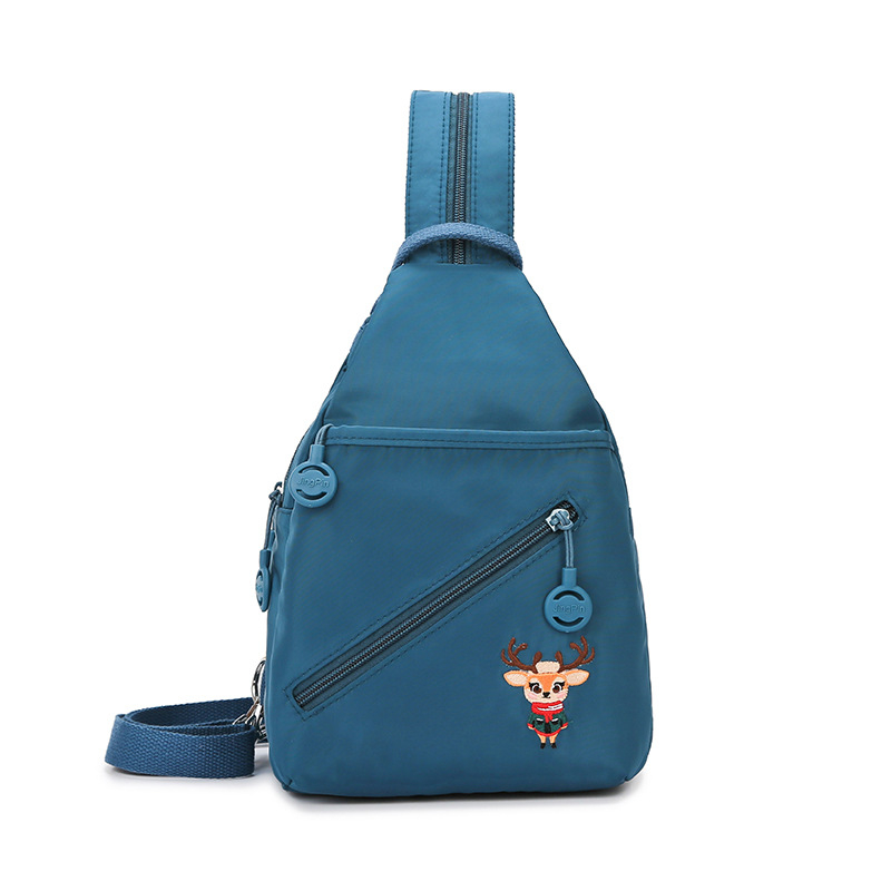 Crossbody torba, gradski stil, platnena materija, uspravni kvadratni oblik, zatvaranje na zip, skriveni džep sa zipom