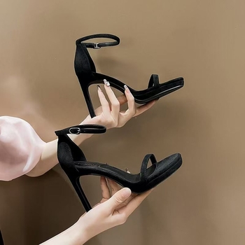 Дамски сандали с една презрамка, PU горна част и PU вътрешност, кръгъл нос, тънък ток 6-8 cm, закопчаване с катарама, гумена подметка, пускане през пролетта на 2025 година.