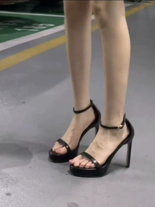 Дамски сандали с една презрамка, PU горна част и PU вътрешност, кръгъл нос, тънък ток 6-8 cm, закопчаване с катарама, гумена подметка, пускане през пролетта на 2025 година.