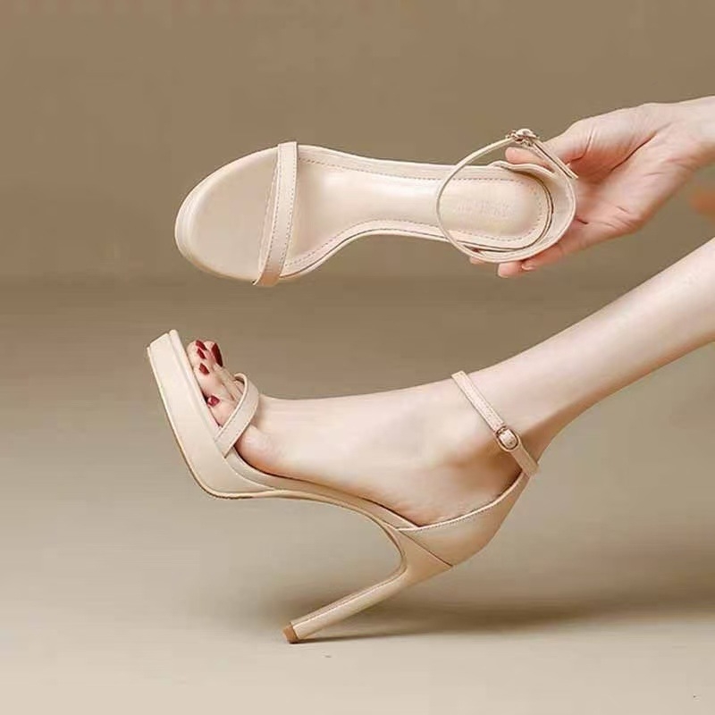 Дамски сандали с една презрамка, PU горна част и PU вътрешност, кръгъл нос, тънък ток 6-8 cm, закопчаване с катарама, гумена подметка, пускане през пролетта на 2025 година.