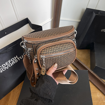 Ženska torbica preko ramena u retro stilu s rivet detaljima, PU koža, veliki kapacitet (Materijal: PU; Godina izdanja: jesen 2025; Podstava: bez podstave; Zatvaranje: lokot; Unutarnji džepovi: za telefon i dokumente)