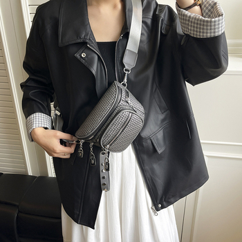 Ženska torbica preko ramena u retro stilu s rivet detaljima, PU koža, veliki kapacitet (Materijal: PU; Godina izdanja: jesen 2025; Podstava: bez podstave; Zatvaranje: lokot; Unutarnji džepovi: za telefon i dokumente)