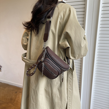 Ženska torbica preko ramena u retro stilu s rivet detaljima, PU koža, veliki kapacitet (Materijal: PU; Godina izdanja: jesen 2025; Podstava: bez podstave; Zatvaranje: lokot; Unutarnji džepovi: za telefon i dokumente)