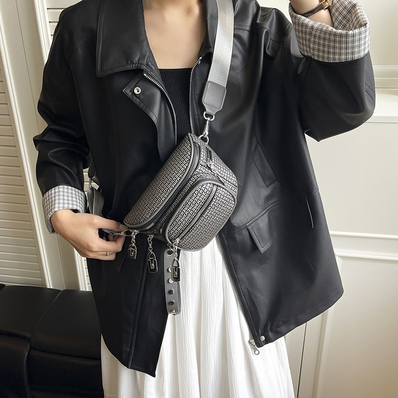 Ženska torbica preko ramena u retro stilu s rivet detaljima, PU koža, veliki kapacitet (Materijal: PU; Godina izdanja: jesen 2025; Podstava: bez podstave; Zatvaranje: lokot; Unutarnji džepovi: za telefon i dokumente)