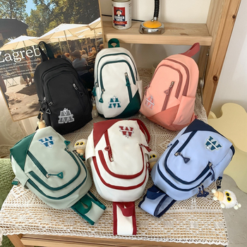 Crossbody torba u uličenom stilu, najlon materijal, vertikalno kvadratnog oblika, zatvarač, podstava od poliestera
