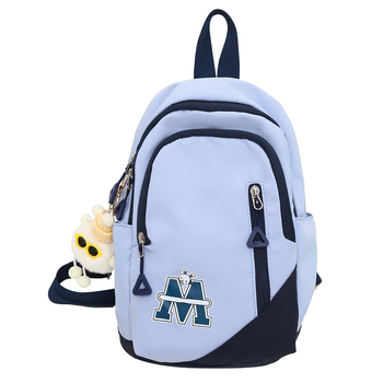 Crossbody torba u uličenom stilu, najlon materijal, vertikalno kvadratnog oblika, zatvarač, podstava od poliestera