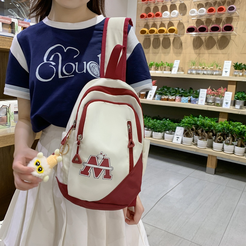 Crossbody torba u uličenom stilu, najlon materijal, vertikalno kvadratnog oblika, zatvarač, podstava od poliestera