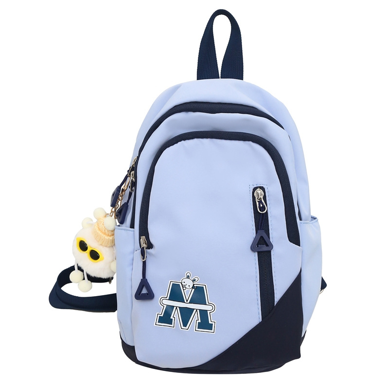 Crossbody torba u uličenom stilu, najlon materijal, vertikalno kvadratnog oblika, zatvarač, podstava od poliestera